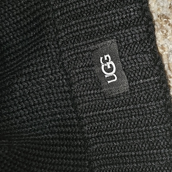 UGG Cuff Hat with Pom - Picture 2 of 4